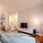 Sophisticated 2br - Steps To Station דירה