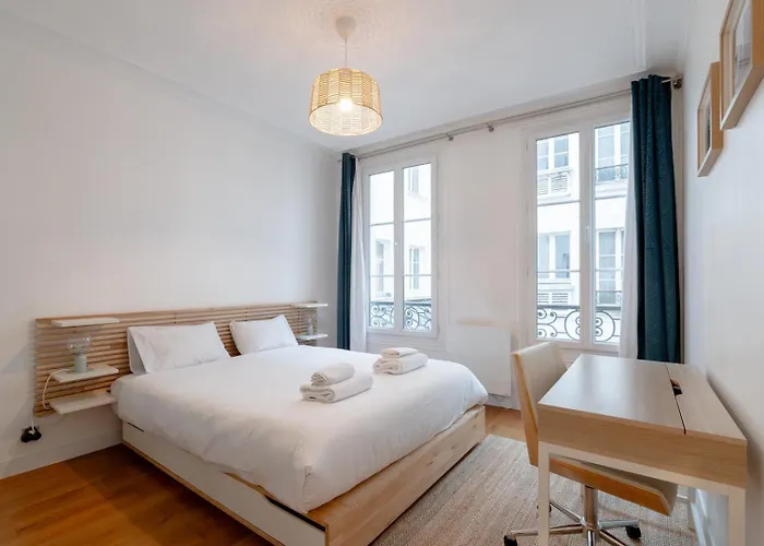 Sophisticated 2br - Steps To Station Appartement