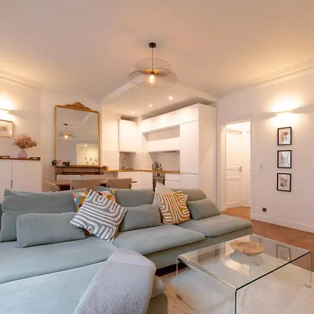 Sophisticated 2br - Steps To Station Apartman *